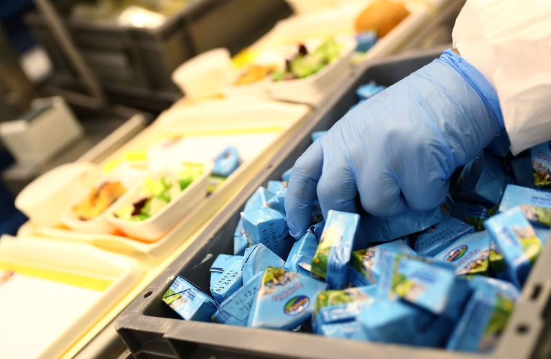 © Reuters. Meals are prepared by employees of LSG Group, Lufthansa's airline catering division, at the LSG headquarters in Frankfurt, Germany