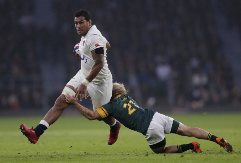 © Reuters. England's Nathan Hughes in action with South Africa's Francois de Klerk