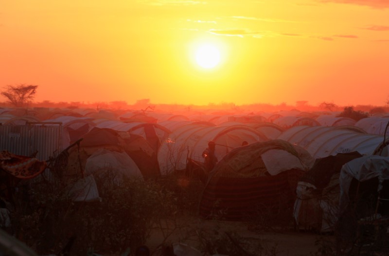 © Reuters. The sun sets over the Ifo extension refugee camp in Dadaab, near the Kenya-Somalia border, in Garissa County