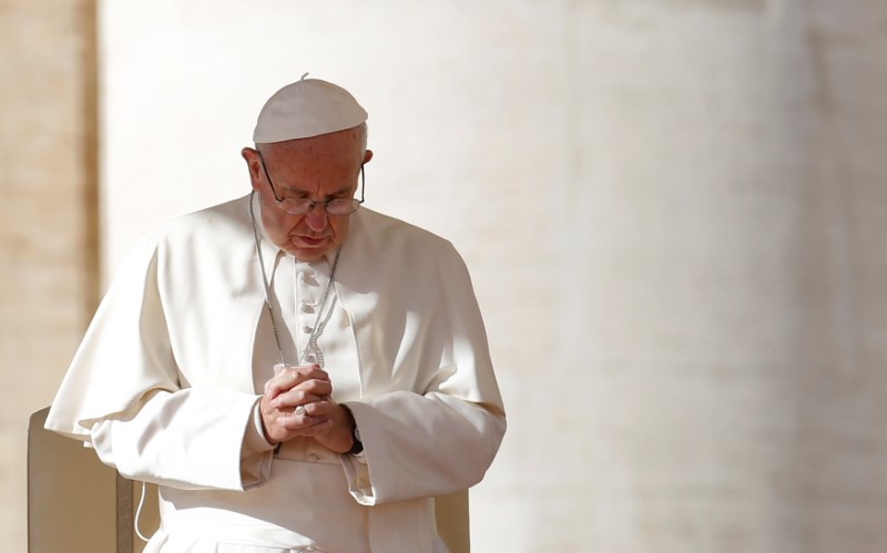 © Reuters. Cardenales conservadores desafían al Papa por enseñanzas sobre la familia