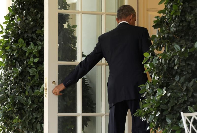 © Reuters. U.S. President Barack Obama walks into the Oval Office after speaking about the election of Donald Trump in the U.S. presidential election at the White House in Washington