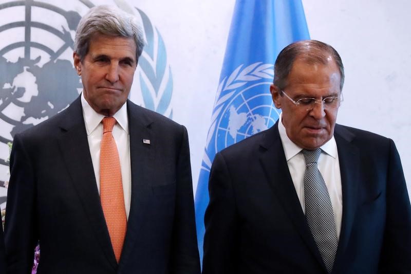 © Reuters. لافروف وكيري يتفقان على مواصلة التشاور بشأن سوريا