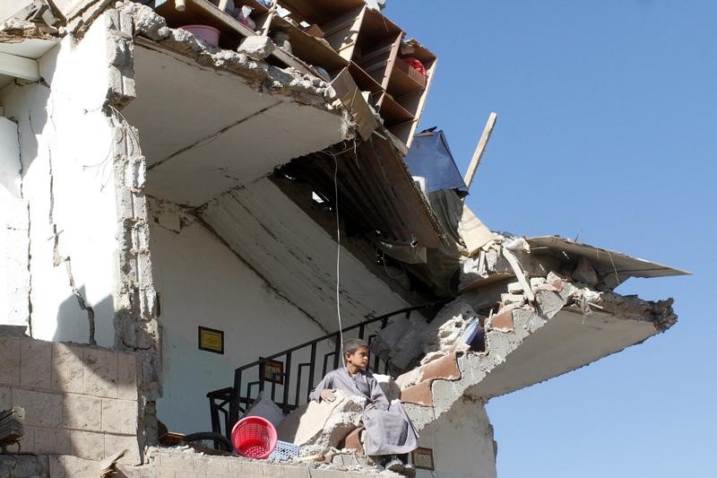 © Reuters. سكان ومسعفون: مقتل 14 في غارة جوية على شاحنات وقود في اليمن