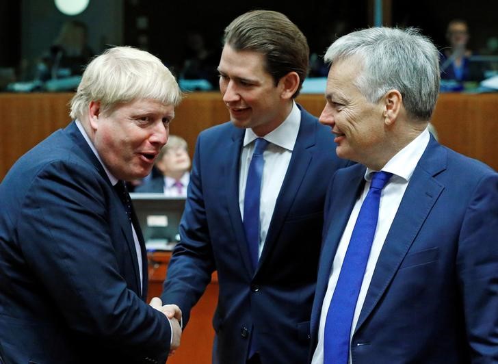 © Reuters. Ministro das Relações Exteriores do Reino Unido, Boris Johnson (D), ministro das Relações Exteriores da Áustria, Sebastian Kurz (C) e ministro das Relações Exteriores da Bélgica, Didier Reynders participam de reunião de ministros da União Europeia