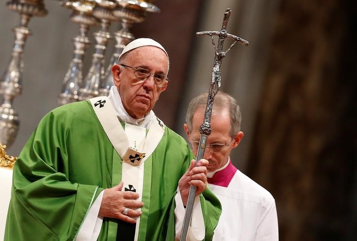 © Reuters. Papa Francisco celebra missa para pessoas sem teto na Praça de São Pedro, no Vaticano