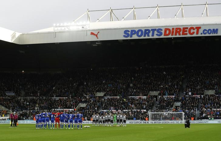 © Reuters. Teams line up during a minutes silence as part of remembrance commemorations before the match