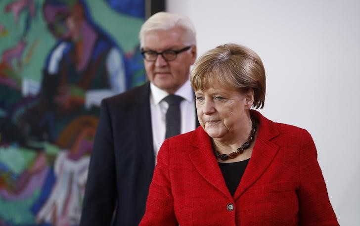 © Reuters. Chanceler alemã, Angela Merkel e ministro das Relações Exteriores da Alemanha, Frank-Walter Steinmeier, em reunião de gabinete semanal em Berlim