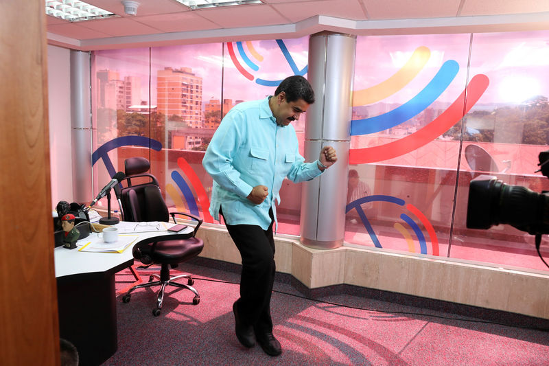 © Reuters. Venezuela's President Nicolas Maduro dances during his radio program at Miraflores Palace in Caracas