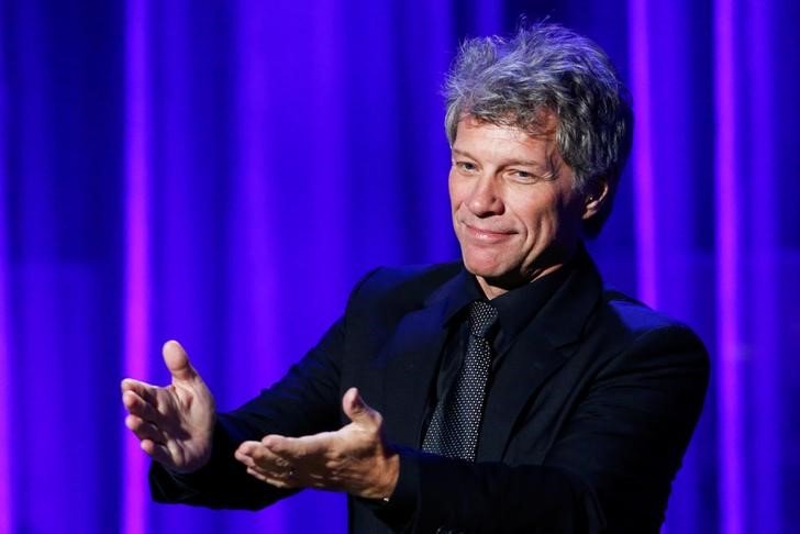 © Reuters. Cantor Bon Jovi se apresenta durante evento em Nova York