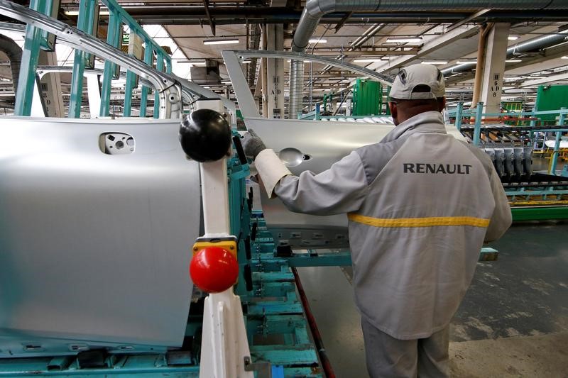 © Reuters. An employee works on the automobile assembly line of a Renault Clio IV at the Renault automobile factory in Flins