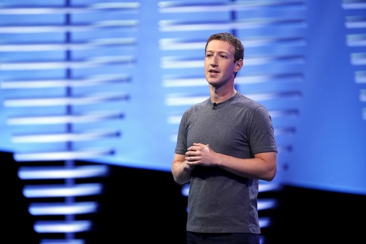 © Reuters. Presidente-executivo do Facebook, Mark Zuckerberg, fala durante conferência Facebook F8 em São Francisco, Estados Unidos