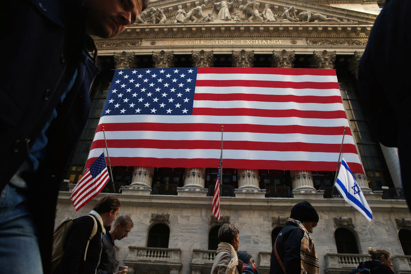 © Reuters. Morning commuters pass by the NYSE