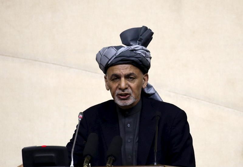 © Reuters. الرئيس الأفغاني يتحدى البرلمان ويطلب من وزراء معزولين البقاء