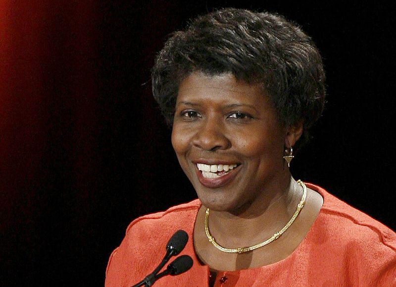 © Reuters. Ifill speaks after winning Peabody for her show "Washington Week with Gwen Ifill and National Journal" in New York