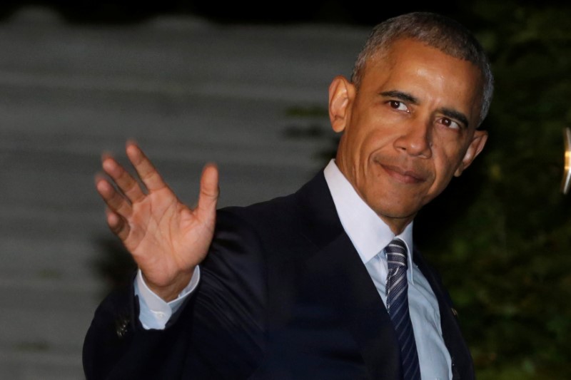 © Reuters. President Barack Obama waves as he walks on the South Lawn of the White House