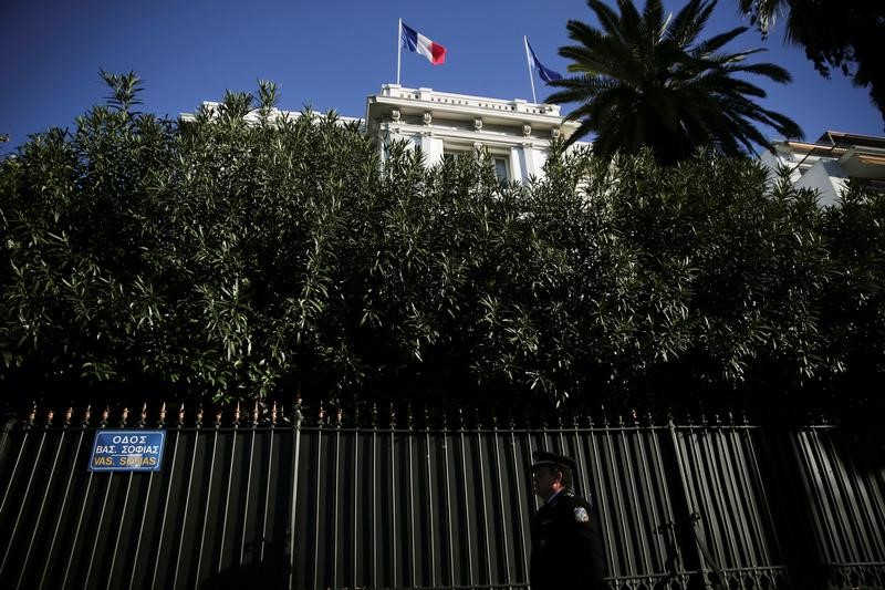 © Reuters. جماعة يسارية تعلن مسؤوليتها عن هجوم على السفارة الفرنسية في أثينا