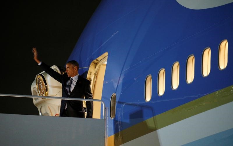 © Reuters. أوباما يطمئن حلفاء أمريكا بشأن التزامات ترامب تجاه حلف الأطلسي