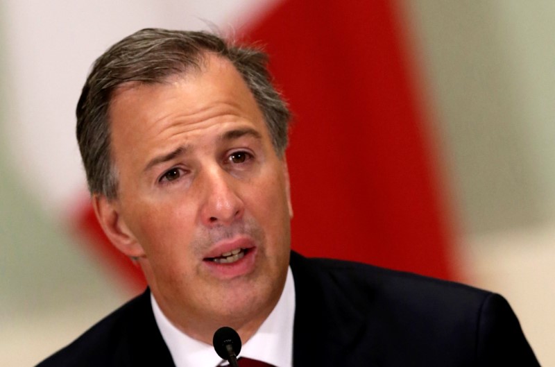 © Reuters. Mexican Finance Minister Jose Antonio Meade speaks to the media during a news conference at National Palace in Mexico City