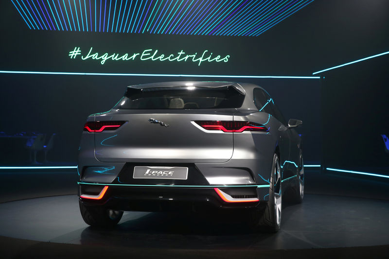 © Reuters. The electric Jaguar I-PACE concept SUV is unveiled before the Los Angeles Auto Show