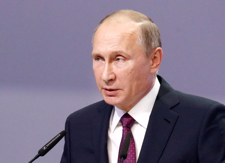 © Reuters. Владимир Путин выступает на конференции, посвященной 175-летию Сбербанка