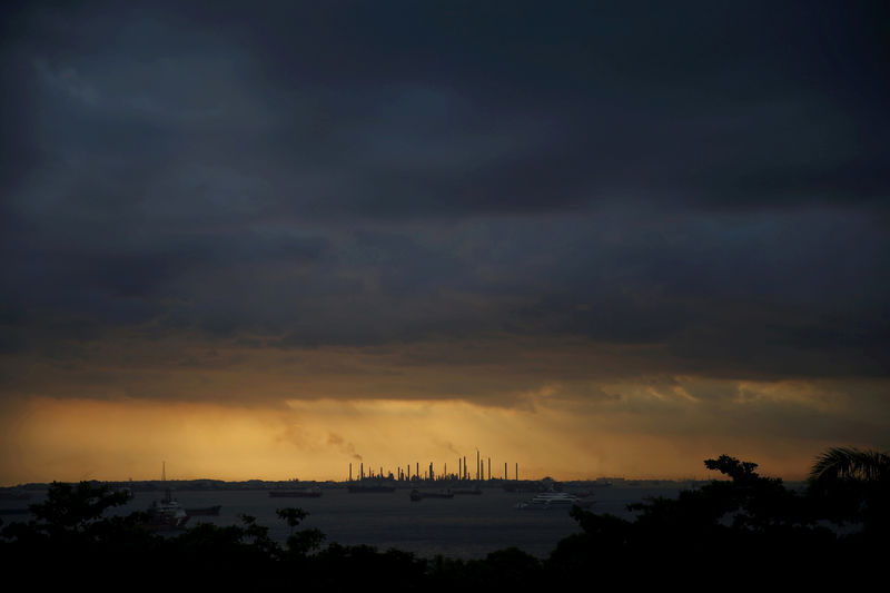 © Reuters. Storm clouds gather over Shell's Pulau Bukom oil refinery in Singapore