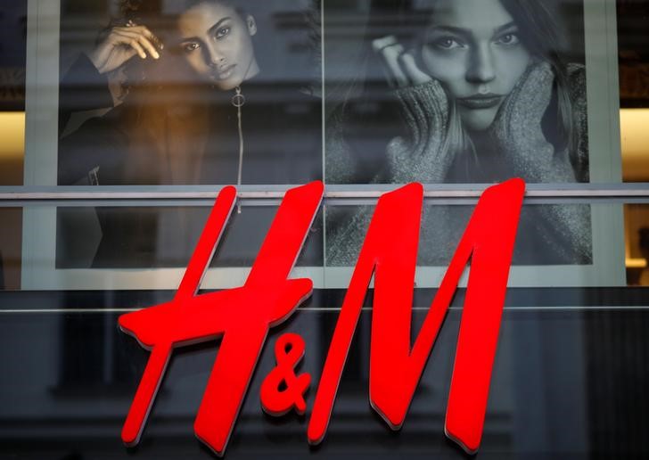 © Reuters. The logo of Swedish fashion lebel H&M is seen outside a store in Vienna