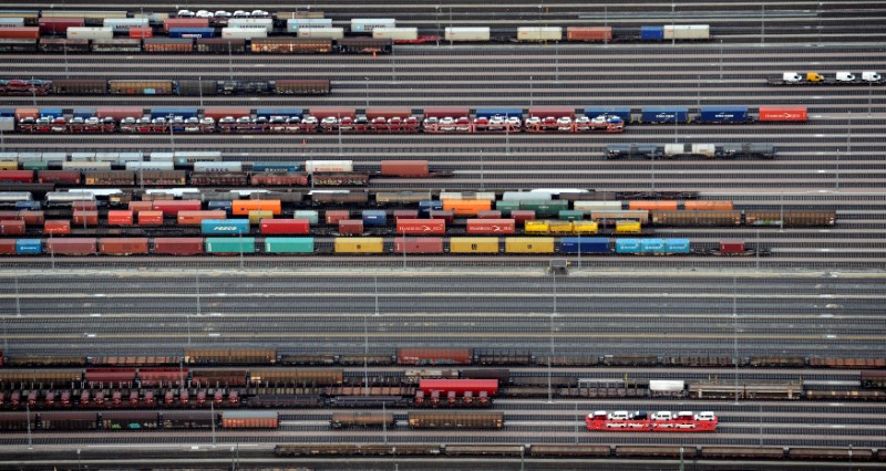 © Reuters. Containers and cars are loaded on freight trains at the railroad shunting yard in Maschen near Hamburg