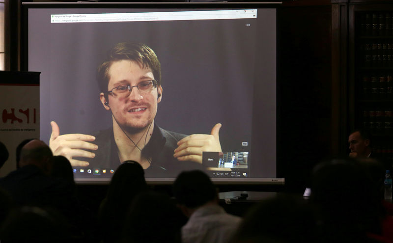 © Reuters. Snowden advierte de más espionaje doméstico en EEUU tras la victoria de Trump
