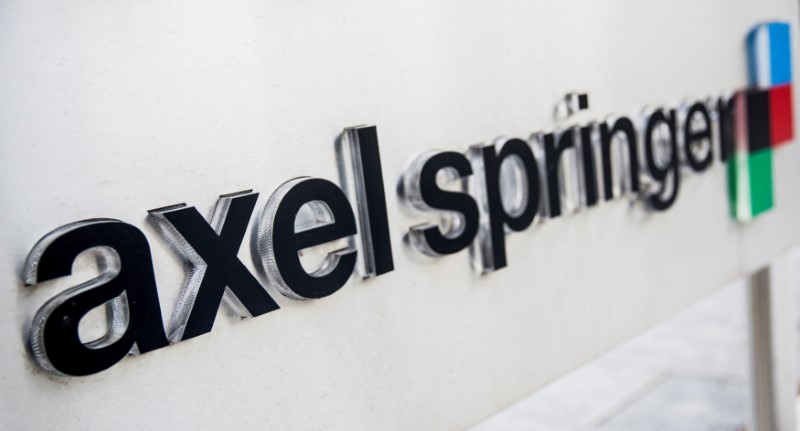 © Reuters. Logo of German publisher Axel Springer is seen outside its headquarters in Berlin