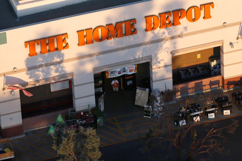 © Reuters. A Home Depot store is seen in Long Beach