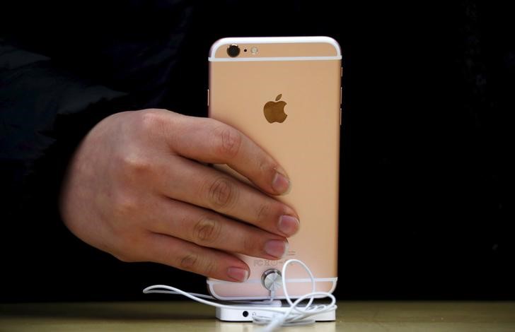 © Reuters. A customer holds an iPhone 6s during the official launch at the Apple store in central Sydney, Australia