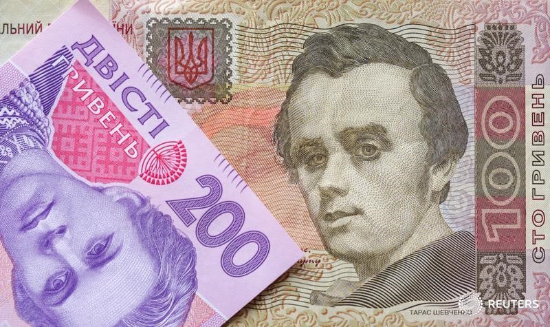 © Reuters. Купюры валюты гривна в Киеве