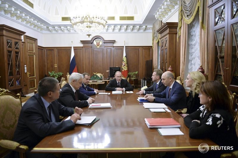 © Reuters. Президент России Владимир Путин (в центре) на встрече с правительством в московском Кремле