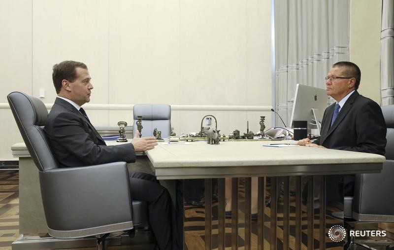© Reuters. Премьер-министр России Дмитрий Медведев (слева) и министр экономики Алексей Улюкаев в Москве