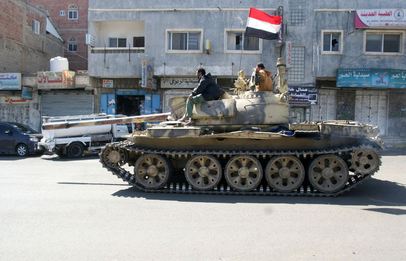 © Reuters. Tank used by pro-government tribal fighters is seen on a street in the southwestern city of Taiz