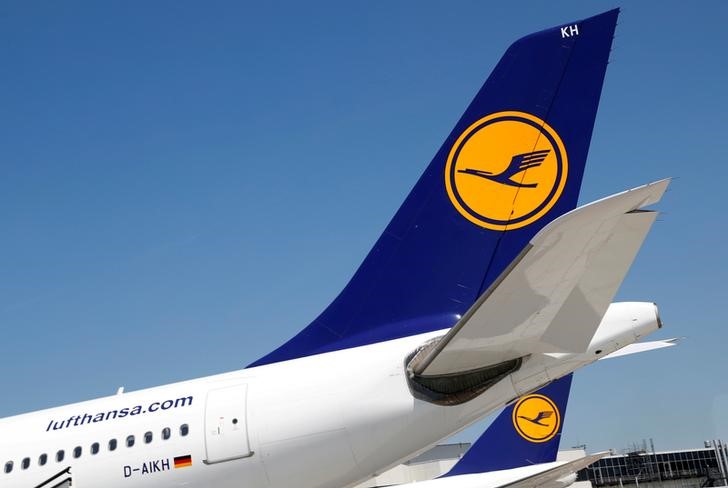 © Reuters. Planes of German air carrier Lufthansa AG are seen on the tarmac at Frankfurt airport in Frankfurt