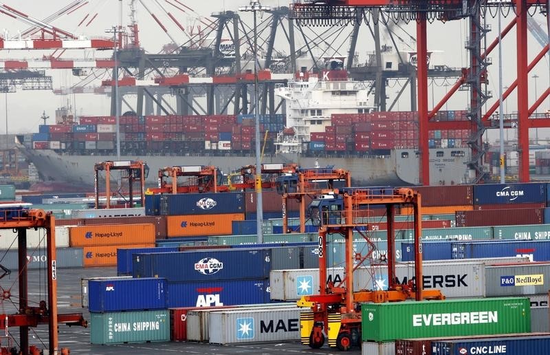 © Reuters. Shipping containers are seen at the Port Newark Container Terminal near New York City as government reported lowest trade gap since 1999