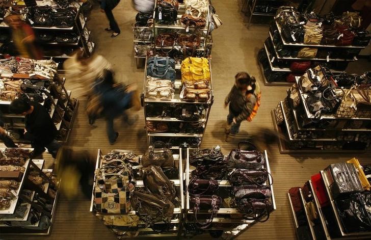 © Reuters. Shoppers walk through Macy's department store in New York