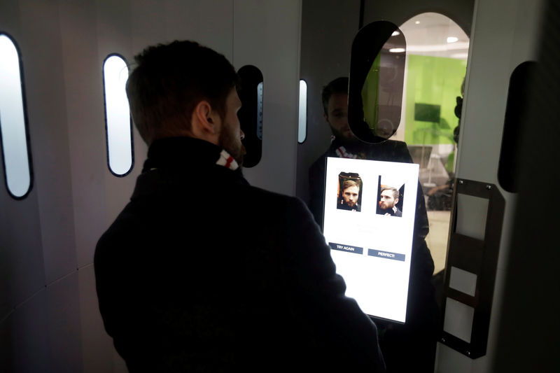 © Reuters. A man takes a picture of himself in the egg-shaped 3D virtual reality photo booth in Tallinn
