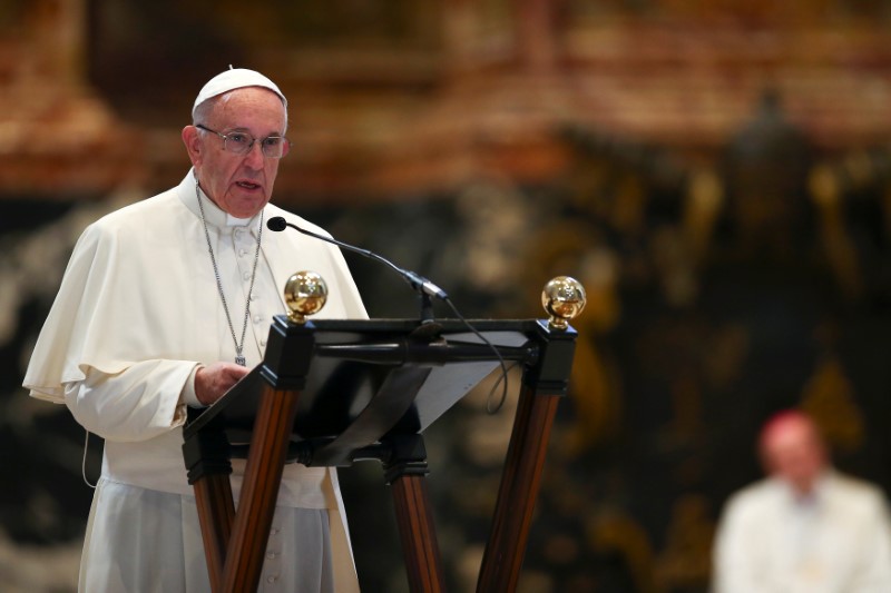 © Reuters. Pope Francis speaks during a mass for the Dutch Dioceses at St. Peter's Basilica at the Vatican