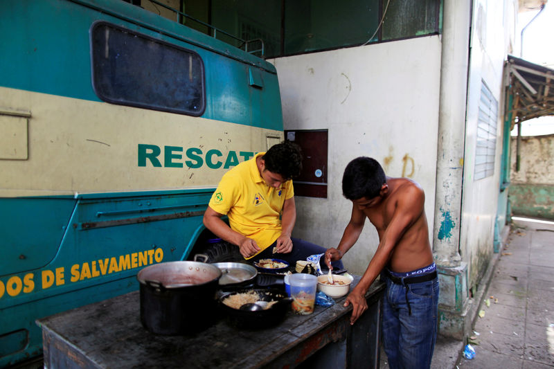 © Reuters. The Wider Image: El Salvador's young emergency workers