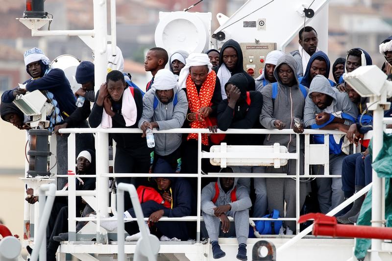 © Reuters. فرق إنقاذ تساعد مهاجرين بالبحر المتوسط بعد يوم من انقلاب قارب