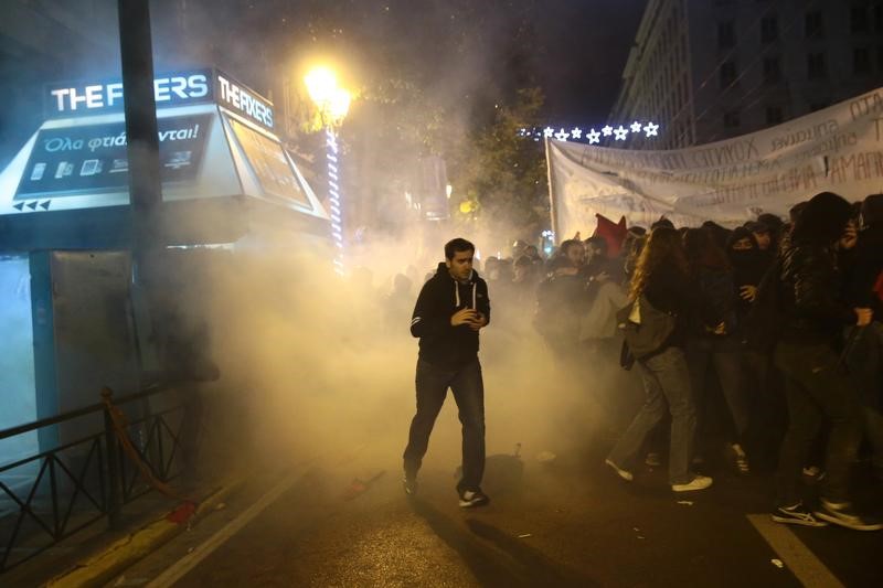 © Reuters. الشرطة تطلق الغاز المسيل للدموع على محتجين في أثينا اثناء زيارة أوباما