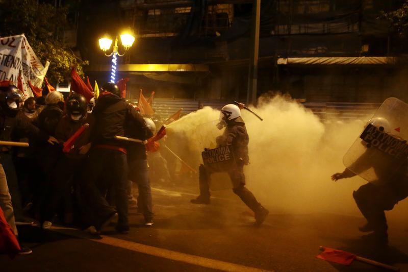 © Reuters. Manifestantes y policía se enfrentan en Atenas durante la visita de Obama