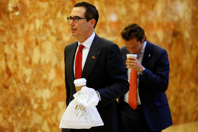 © Reuters. Steven Mnuchin, the Trump campaign's finance director, arrives in the lobby of Republican president-elect Donald Trump's Trump Tower in New York, U.S.