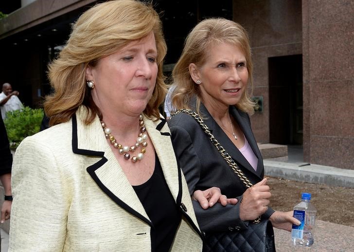 © Reuters. Sumner Redstone's daughter Shari Redstone leaves a downtown courthouse with her lawyer in Los Angeles