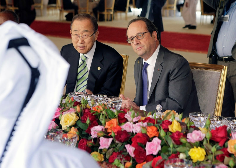 © Reuters. UN Secretary-General Ban Ki-moon speaks with French President Francois Hollande during a lunch at the Royal Palace during the UN Climate Change Conference 2016 in Marrakech