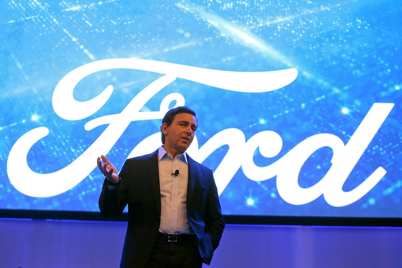 © Reuters. Mark Fields, President & CEO, Ford Motor Company, speaks at the Los Angeles Auto Show in Los Angeles