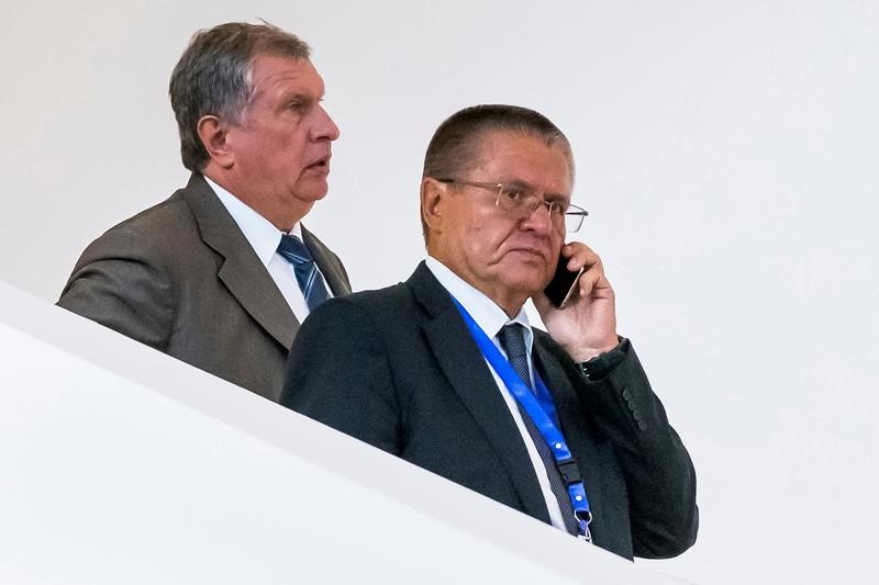 © Reuters. Russian Economy Minister Ulyukayev and Rosneft's CEO Sechin arrive in Baku