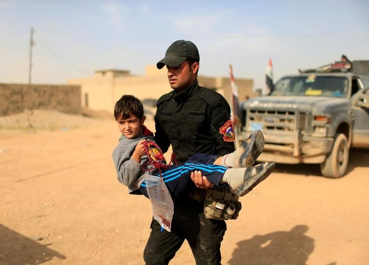 © Reuters. جريح وجائع لكنه مصمم على البقاء: الحياة على خط النار في الموصل العراقية